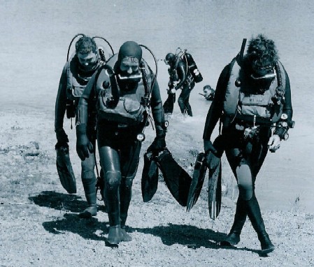 Scuba diving students in the 1985